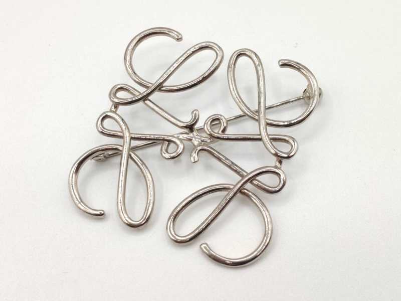 ロエベ買取　アナグラムブローチ